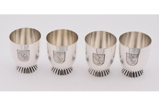4 Schnapsbecher Liquor cups in 835 er Silber mit Wappen