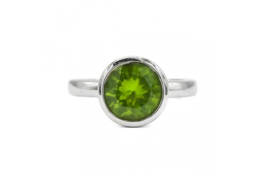 Ring mit Peridot 2,6 ct. in 18 Kt. 750 Weißgold Gr. 52